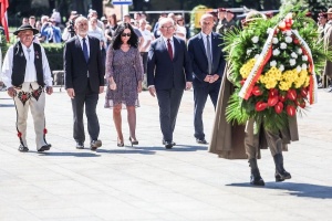 samorządowcy składający wieniec